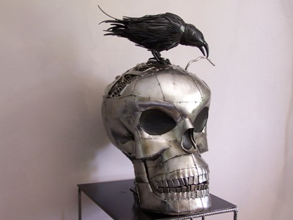 Tète de mort avec son corbeau acier : 70 mm de hauteur