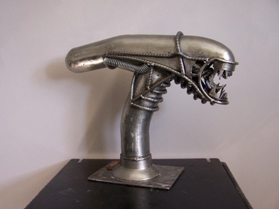 Alien fabrication avec pot d'échappement acier  : 300mm de hauteur. vendu